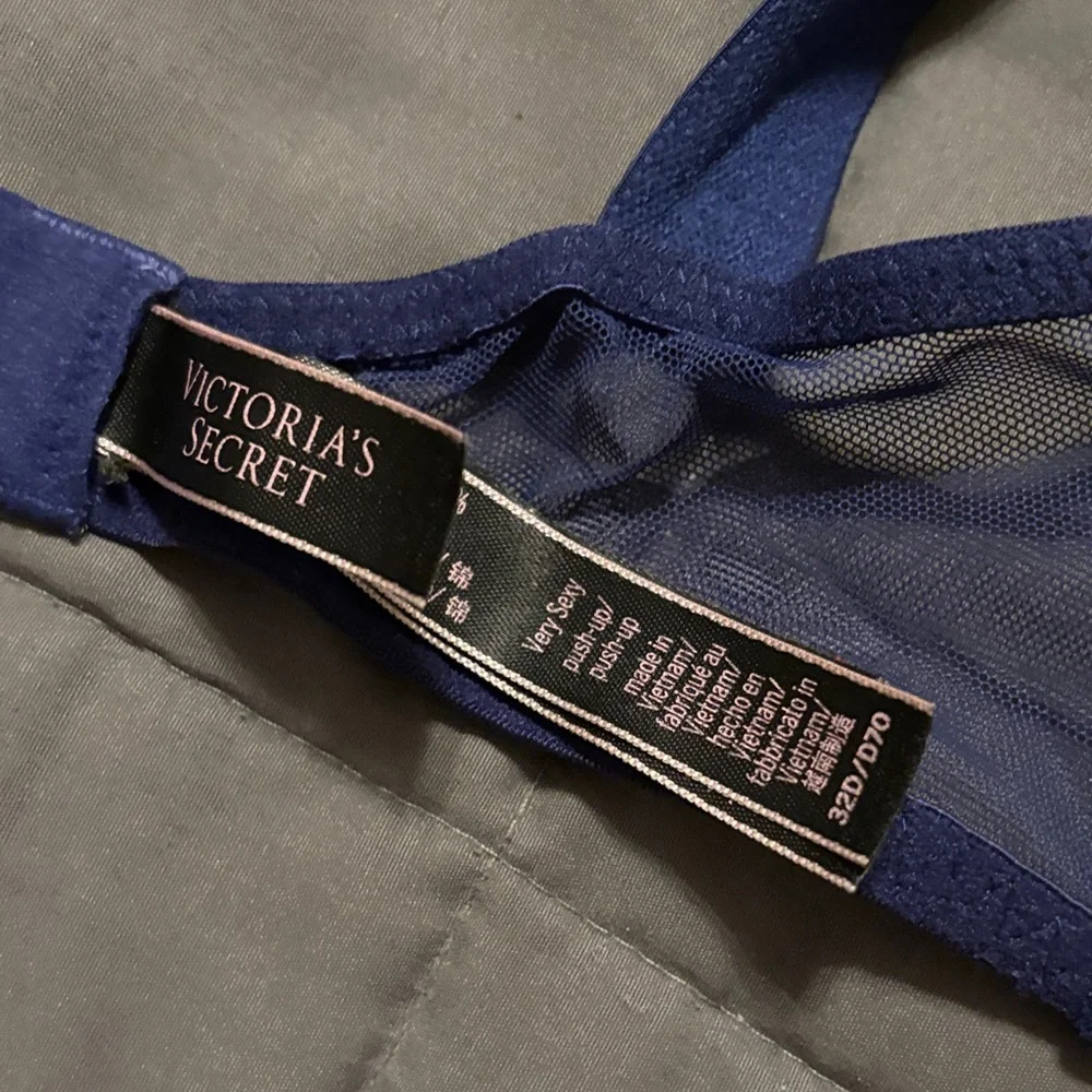 Victoria Secret Push Up Navy Blue Lace Bra with Branded Straps - Picture 4 of 5